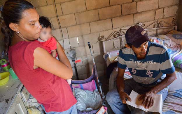 Bebé se encuentra al borde de la muerte por consumir leche con cal en Zulia