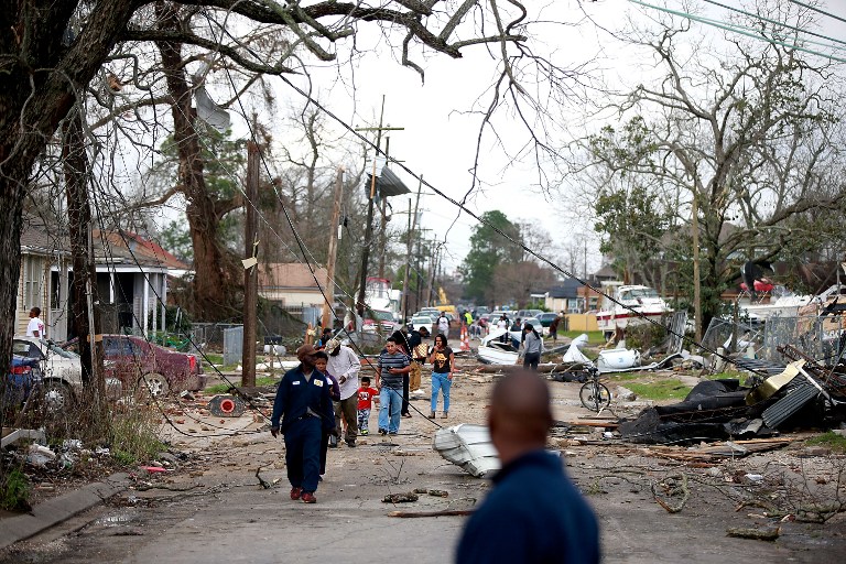 Las imágenes más impactantes tras el paso del tornado en el sur de EEUU