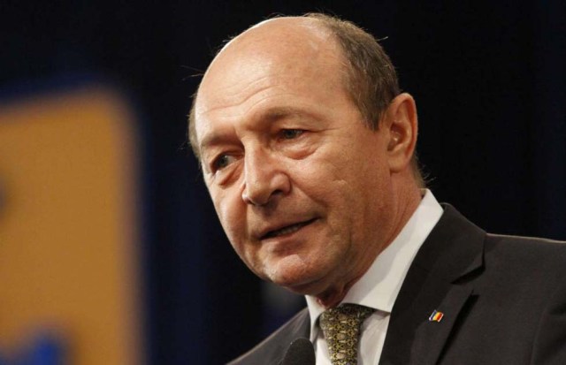 Ex presidente de Rumania, Traian Basescu: oficial de la Marina Para Traian Basescu todo era sobre el mar antes de meterse a la política. Estudió en una escuela naval para convertirse en un oficial de marines a bordo de un tanque en 1970. Después de esto, ascendió a capitán de ese mismo equipo pero más tarde decidió voltear a ver el mundo de la política.