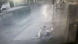 VIDEO: La brutal paliza que le dio un hombre “en pelotas” a una mujer en plena calle