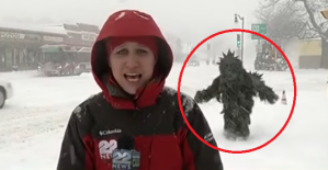 ¿WTF? Se disfrazó del “Hombre de las Nieves” y trolleó a una reportera en plena tormenta (Video)