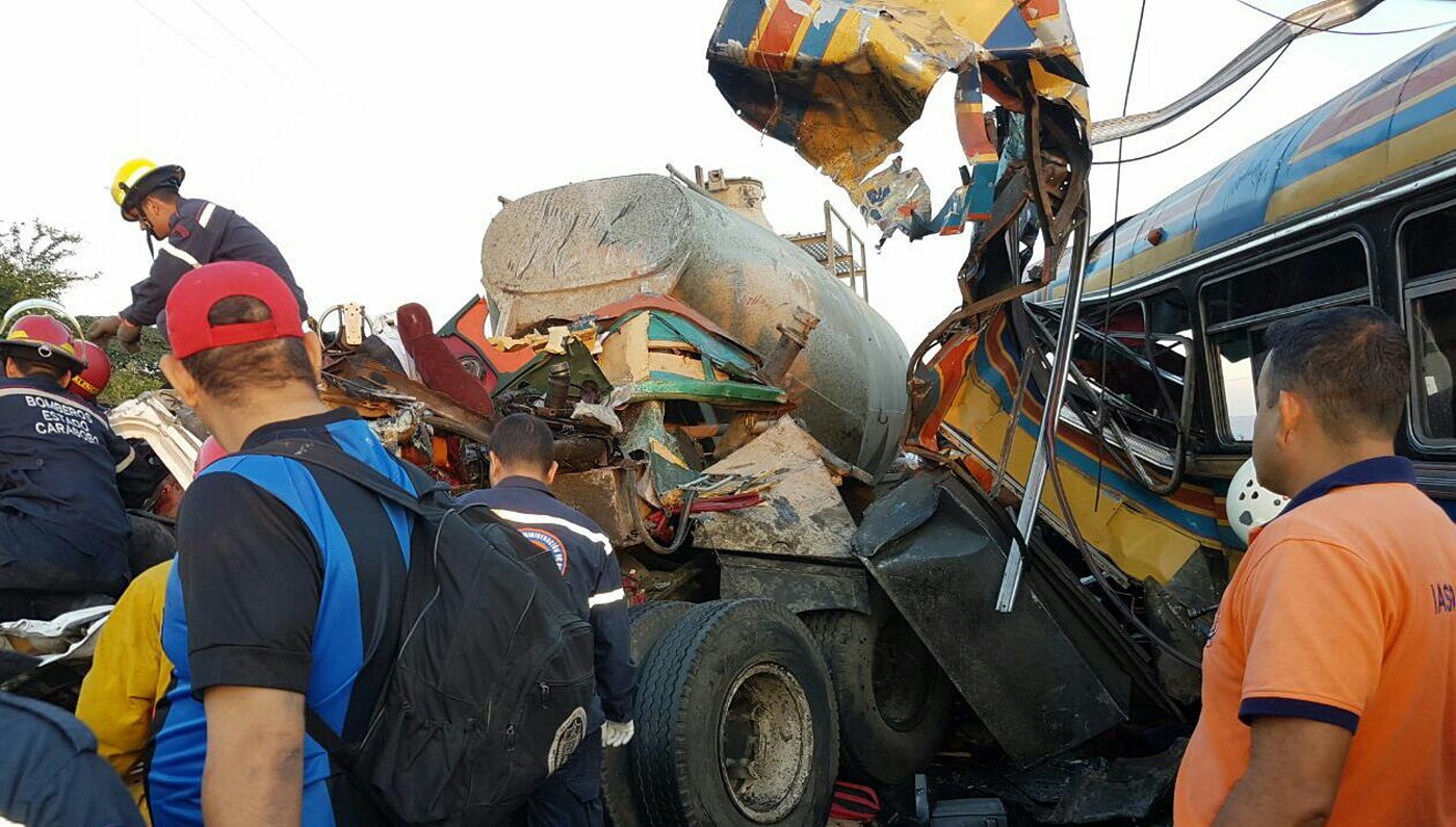 Al menos 16 muertos y decenas de heridos en aparatoso accidente en vía Güigue-Valencia