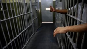 ¿WTF? Un preso brasileño se tragó 10 celulares … otros dos, se los “guardaron” en el recto