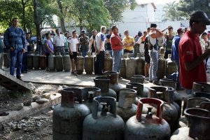 Continúan las largas colas para comprar gas en San Cristóbal