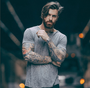 Él es Levi Stocke, un sexy modelo con tatuajes y barba que te hará delirar (Fotos)