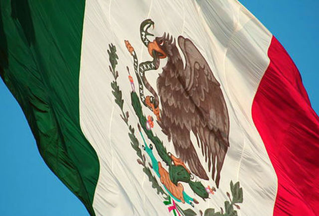 Después de dos siglos descubren error en la bandera de México