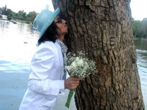 ¡OMG!… Este actor se pasó de “ecológico” y se casó con un árbol (+Foto)