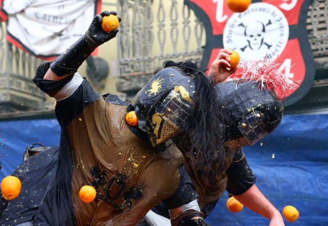 Members of a rival team are hit by oranges during an annual carnival orange battle in the northern Italian town of Ivrea February 26, 2017.  REUTERS/Stefano Rellandini