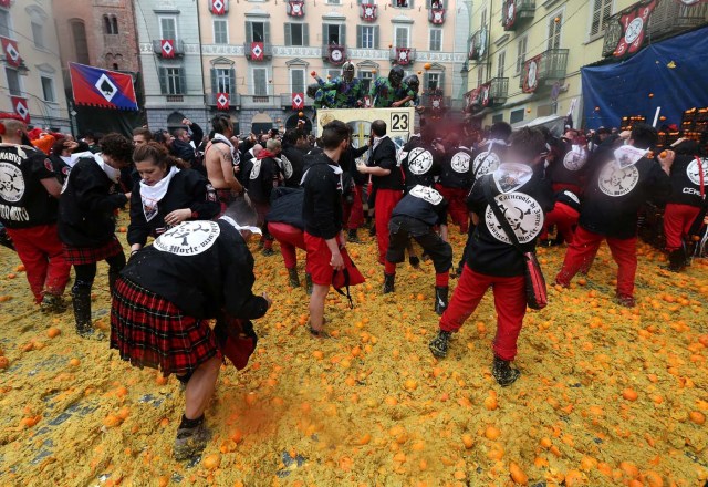 Members of rival teams fight during an annual carnival orange battle in the northern Italian town of Ivrea February 26, 2017.  REUTERS/Stefano Rellandini