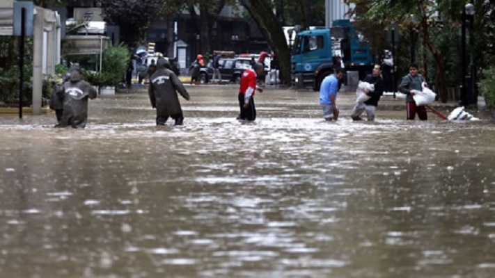 Más de 1,4 millones de hogares sin agua en Chile por fuertes lluvias