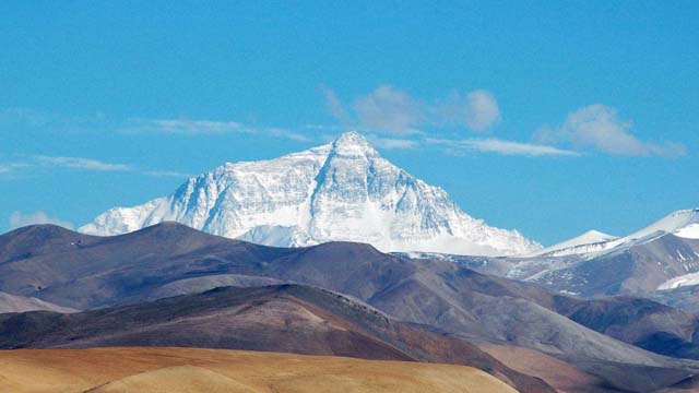 Monte Everest (8.848 metros) La montaña más alta de la Tierra marca la frontera entre China y Nepal. Su altura ha despertado la fascinación de los montañeros hasta el punto de que alberga 200 cadáveres que jamás se han podido recuperar. Este año, los investigadores volverán a medir a este gigante para actualizar sus medidas tras el terremoto de Nepal.