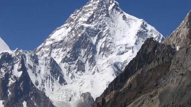 K2 (8.611 metros) Esta montaña pertenece a la cordillera del Karakórum, una sección del Himalaya, y marca la frontera entre Pakistán y China, aunque India también reivindica una parte. Junto con el Annapurna se considera la montaña más difícil de escalar del planeta: por cada cuatro personas que logran coronar la cima, una muere intentándolo.