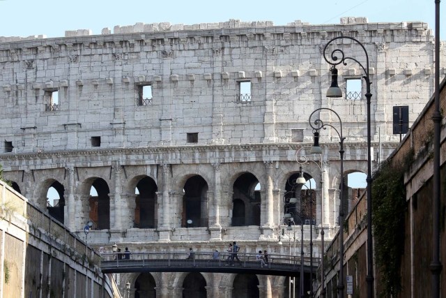 2016-07-01T145240Z_1196351902_D1BETNBZNKAA_RTRMADP_3_ITALY-ART-COLOSSEUM