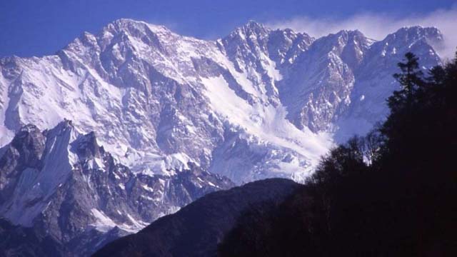 Kanchenjunga (8.586 metros) La montaña más alta de la India. Su nombre significa "los cinco tesoros de las nieves", en referencia a sus cinco picos.