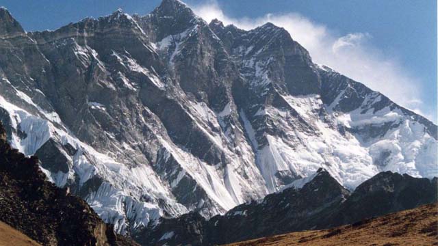Lhotse (8.516 metros) Situada en la frontera entre la región sur del Tibet, en China, y la región de Khumbu, al norte de Nepal. Se trata de uno de los 'ochomiles' con menos siniestralidad de la historia.