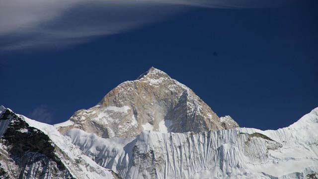 Makalu (8.485) Su nombre significa 'montaña negra' en sánscrito, en referenci al color de la piedra cuando esta es barrida por el viento. Está situada en la zona Mahalangur del Himalaya a 19 km. al sureste del monte Everest, en el borde fronterizo entre los países de Nepal y China. Makalu (8.485) Su nombre significa 'montaña negra' en sánscrito, en referenci al color de la piedra cuando esta es barrida por el viento. Está situada en la zona Mahalangur del Himalaya a 19 km. al sureste del monte Everest, en el borde fronterizo entre los países de Nepal y China.