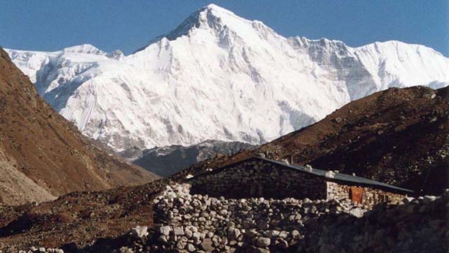 Cho Oyu (8.188) Situada entre Nepal y Tíbet, su nombre significa 'diosa turquesa' en tibetano. Se considera el 'ochomil' más fácil de ascender, por lo que muchas excursiones para alpinistas no cualificados comienzan aquí.