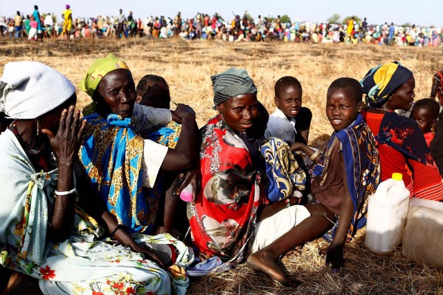 Women and children wait to be registered prior to a food distribution carried out by the United Nations World Food Programme (WFP) in Thonyor, Leer state, South Sudan, February 25, 2017. REUTERS/Siegfried Modola TPX IMAGES OF THE DAY