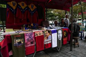 No solo Nicolás usa a Chávez para seguir… el capitalismo también lo hace con las Hugo franelas (FOTO)