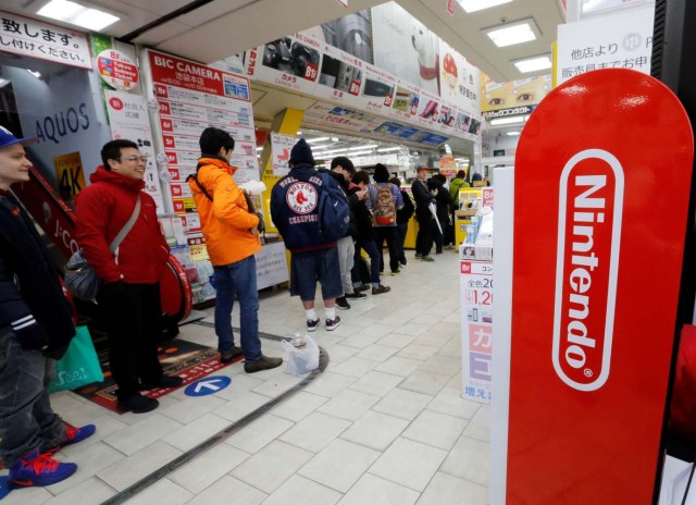 People line up to get their hands on the Nintendo Switch game console at an electronics store in Tokyo, Japan March 3, 2017. REUTERS/Toru Hanai