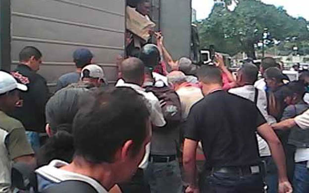 Militares y policías saquean camión de harina