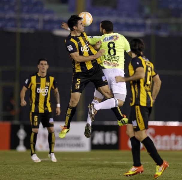 Imagen de archivo del defensor Julio César Cáceres (5) de Guaraní de Paraguay, en un encuentro frente a Tachira de Venezuela por Copa Libertadores de América en Asunción, mar 10, 2015. El defensor paraguayo Julio César Cáceres, un ex jugador de la selección que estaba culminando su carrera en el club paraguayo Guaraní, fue sancionado con cuatro años de suspensión en un caso de dopaje, informó el miércoles la Organización Nacional Antidopaje (ONAD).   REUTERS/Jorge Adorno (PARAGUAY - Tags: SPORT SOCCER)