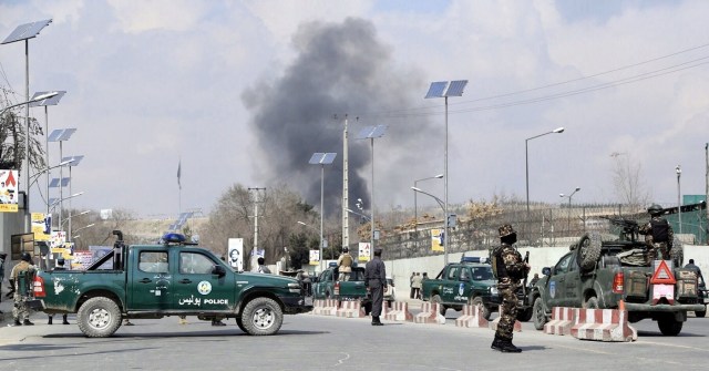 KAB01 KABUL (AFGANISTÁN) 08/03/2017.- Miembros de las Fuerzas de Seguridad de Afganistán vigilan en las inmediaciones del hospital de Sardar Daud Khan después de ser objetivo de un ataque during an attack by suspected militants in Kabul, Afghanistan, 08 March 2017. Al menos dos personas han muerto y 12 resultaron heridas en el ataque insurgente al principal hospital militar de Kabul, que comenzó con una explosión y aún continúa. EFE/Hedayatullah Amid