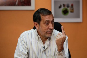 José Guerra propone remarcar los billetes de 100 para enfrentar la escasez de efectivo
