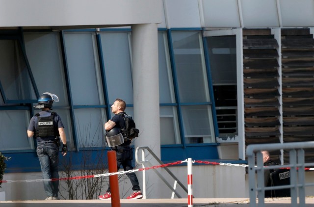 Policía dentro de la escuela secundaria de Tocqueville después de un tiroteo en Grasse, Francia. 16 de marzo 2017. Al menos tres personas resultaron heridas en un tiroteo ocurrido en un colegio de la pequeña localidad de Grasse, en el sur de Francia, informó el Ministerio del Interior, y un estudiante de 17 años que portaba un rifle, pistolas y granadas fue arrestado, según fuentes policiales.REUTERS/Eric Gaillard