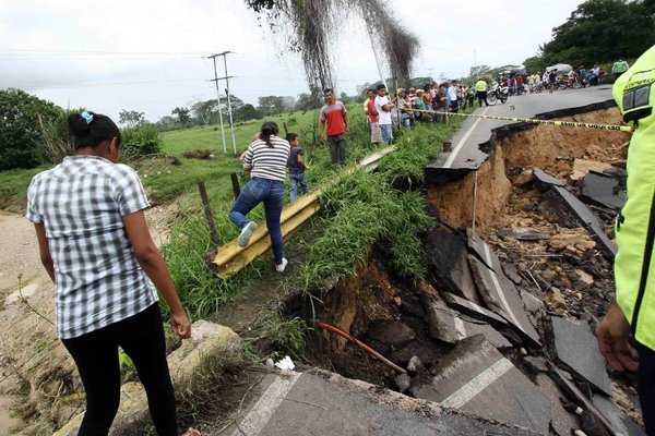La vía por el puente La Arenosa, en Panamericano, también colapsó totalmente. (Foto/Gustavo Delgado)
