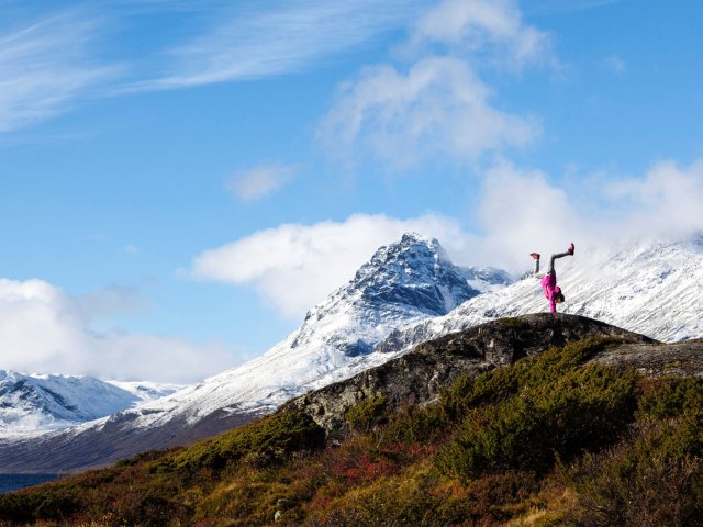 Una muchacha se para con sus manos cerca de Vang, Noruega (Foto Svein Nordrum/NTB Scanpix/via REUTERS)