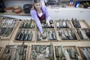 Hallan cientos de botellas de alcohol de la I Guerra Mundial en excavación