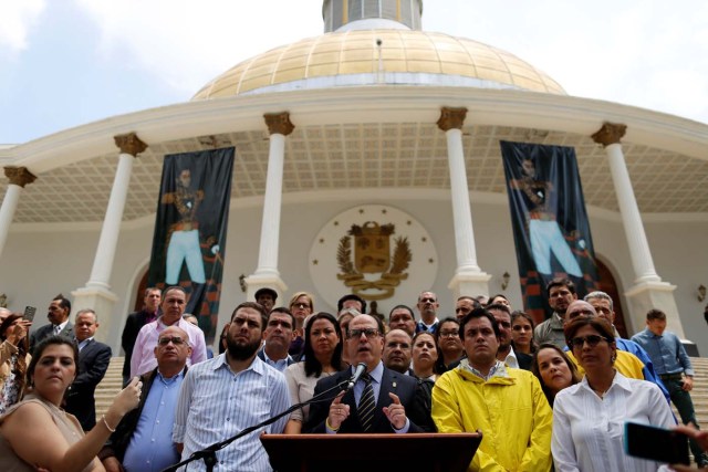 Julio Borges (C), presidente de la AN y demás diputados de la Unidad se dirigen al país tras sentencia del TSJ (Foto REUTERS/Carlos Garcia Rawlins)