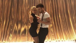 Shakira te enseña a bailar bachata (video)
