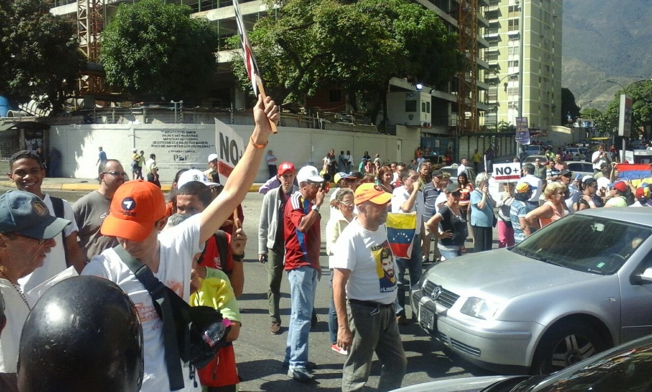 Protestan en la Francisco de Miranda a la altura  Los Cortijos por rechazo a sentencia del TSJ (Fotos)