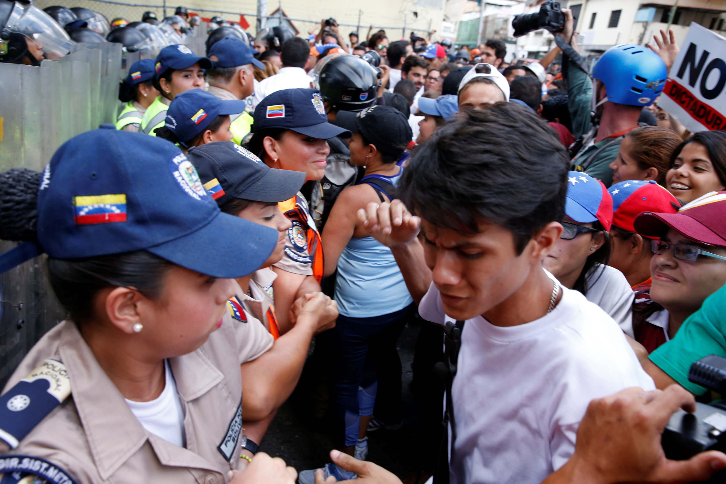 GNB y PNB reprimió manifestación hacia la Defensoría del Pueblo