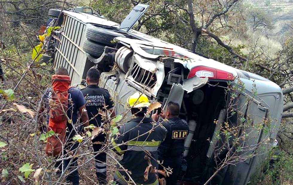 Siete muertos y 25 heridos tras desbarrancarse un autobús en México