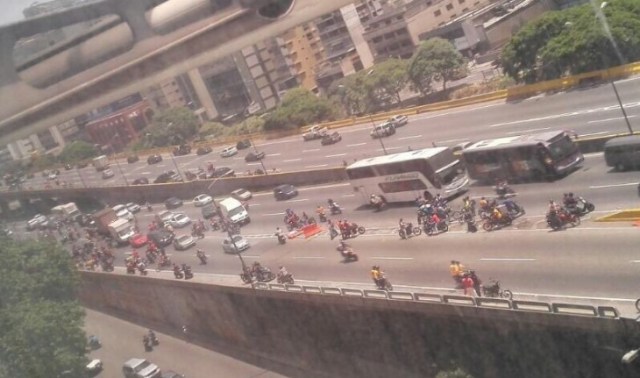 Colectivos oficialistas en la autopista Francisco Fajardo / Foto @pirucarranza