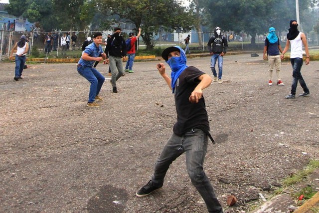 Students opposing Venezuelan President Nicolas Maduro throw stones at riot police during a protest in San Cristobal, Venezuela on April 5, 2017. University students and police clashed Wednesday during a protest in the Venezuelan city of San Cristobal (western border with Colombia), with a balance of at least a dozen injured. / AFP PHOTO / George Castellanos