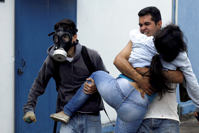 Heridos en protestas de San Cristóbal. REUTERS/Carlos Eduardo Ramirez