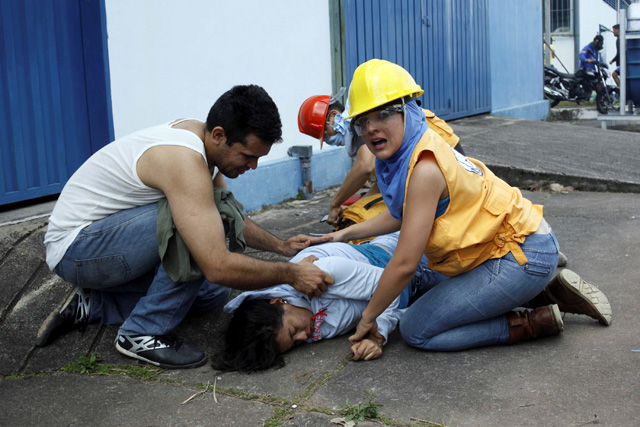 Heridos en protestas de San Cristóbal. REUTERS/Carlos Eduardo Ramirez