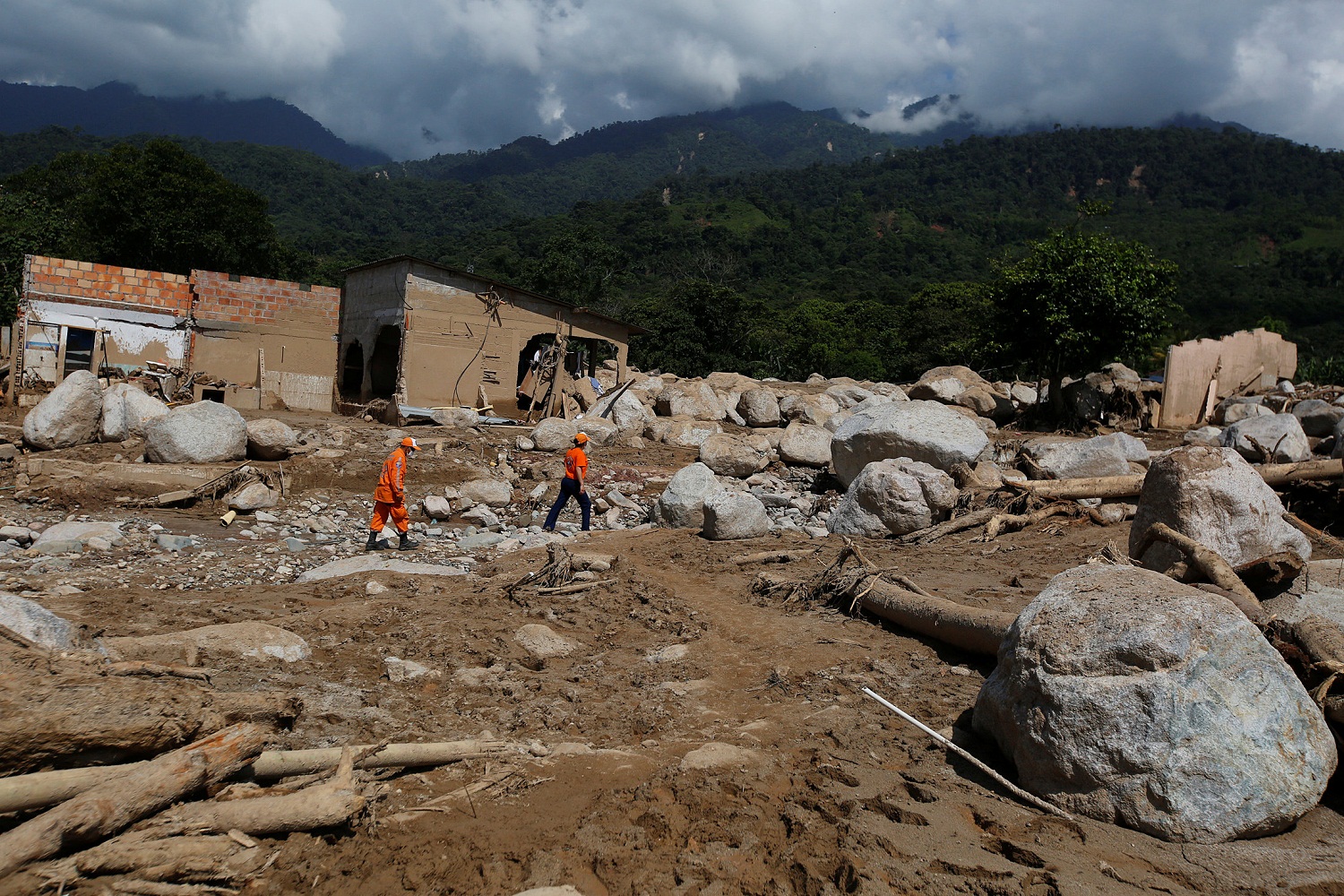 Colombia limpia Mocoa tras alud que dejó más de 300 muertos