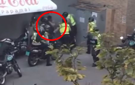 Una jauría de PNB golpean entre todos y roban a un indefenso manifestante (VIDEO)