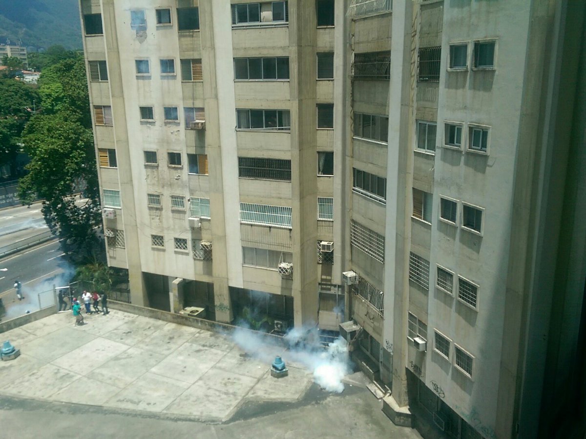 Lacrimógenas caen en zonas residenciales de la avenida Libertador (foto)