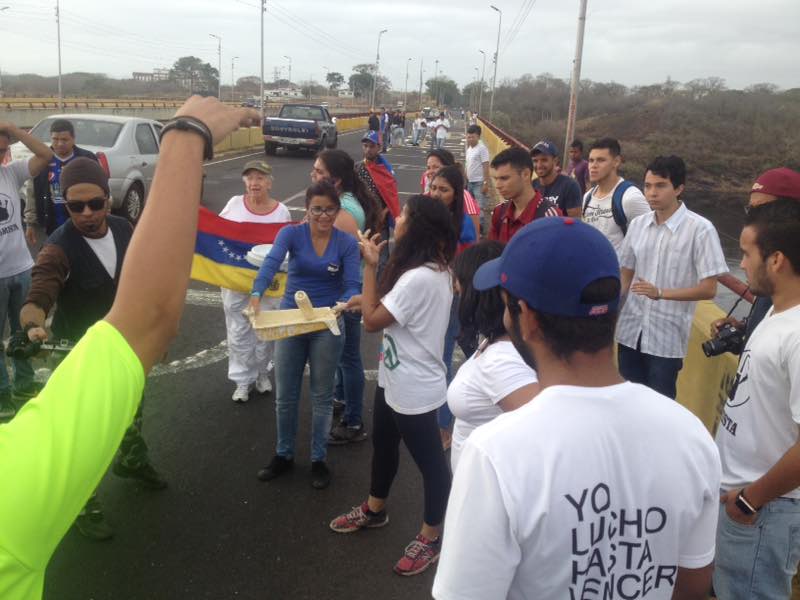 Estudiantes de Guayana trancan puente Caroní contra dictadura de Maduro #8Abr (fotos)