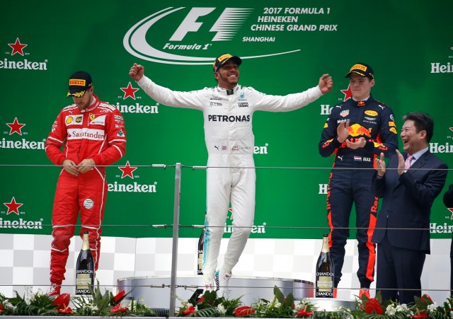 LBB260. Shanghai (China), 09/04/2017.- British Formula One driver Lewis Hamilton of Mercedes AMG GP (C) reacts after winning the Shanghai Formula One Grand Prix alongside second placed Ferrari's Sebastian Vettel (L) of Germany and third placed Red Bull's Max Verstappen (R) of the Netherlands at Shanghai international circuit in Shanghai, China, 09 April 2017. (Fórmula Uno, Países Bajos; Holanda, Alemania) EFE/EPA/LYNN BO BO