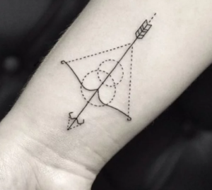 Delicados tatuajes en forma de flecha para las chicas que desean cerrar ciclos