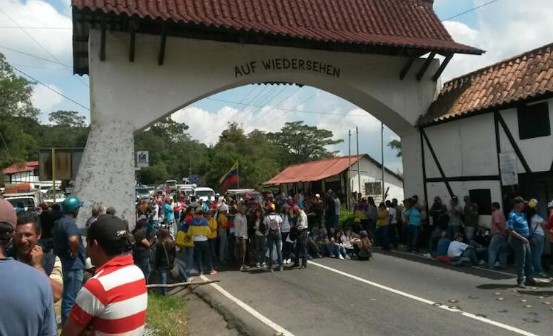 ¡No hay vacaciones! Vecinos de la Colonia Tovar trancaron los accesos en protesta contra Maduro