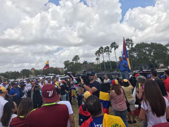 Venezolanos también manifestaron en Miami. Foto: @AlbertoRT51