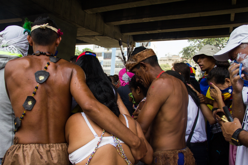 Nuestros indígenas llevaron “gas del bueno”: Las FOTOS que nadie te había mostrado (+ palomas en helicóptero)